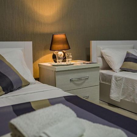 Twins Hotel Tbilisi Bagian luar foto