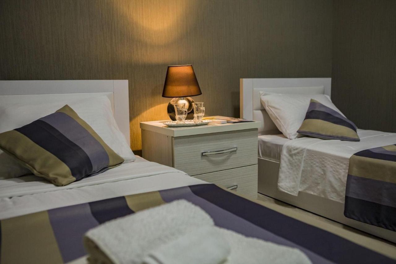 Twins Hotel Tbilisi Bagian luar foto