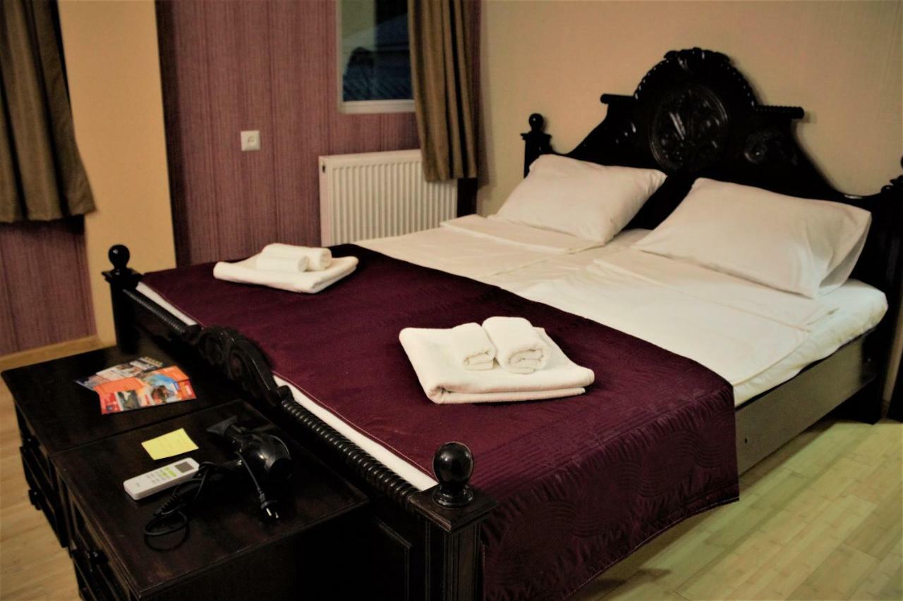 Twins Hotel Tbilisi Bagian luar foto